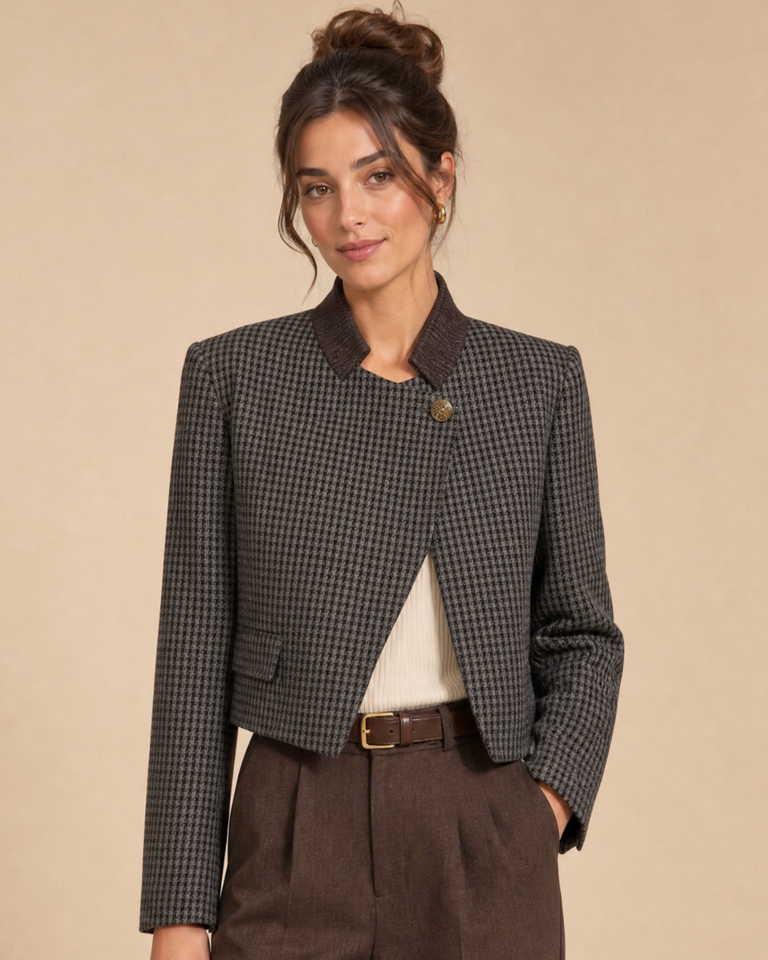 Veste courte asymétrique carreaux noirs, de face