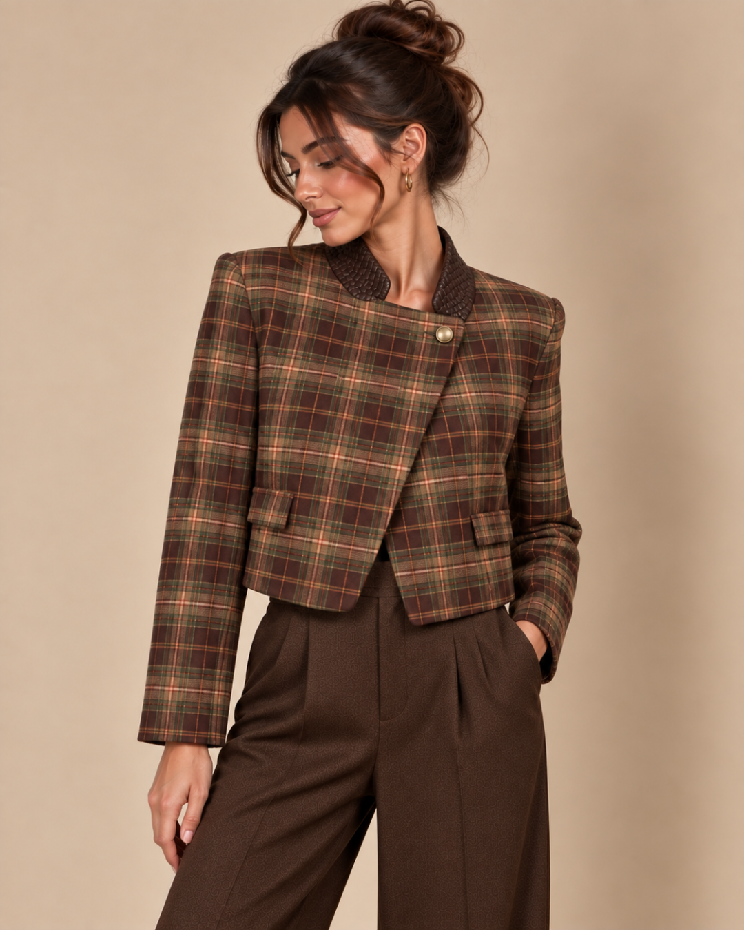 Veste courte asymétrique tartan olive, de face