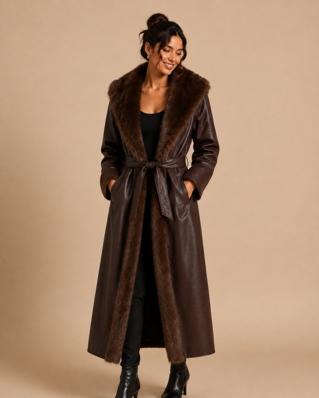 Manteau long en similicuir avec col et finitions en fausse fourrure