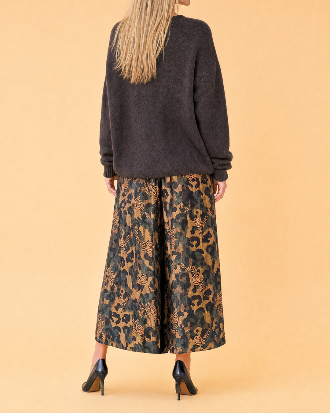 Pantalon court à motifs et broderies