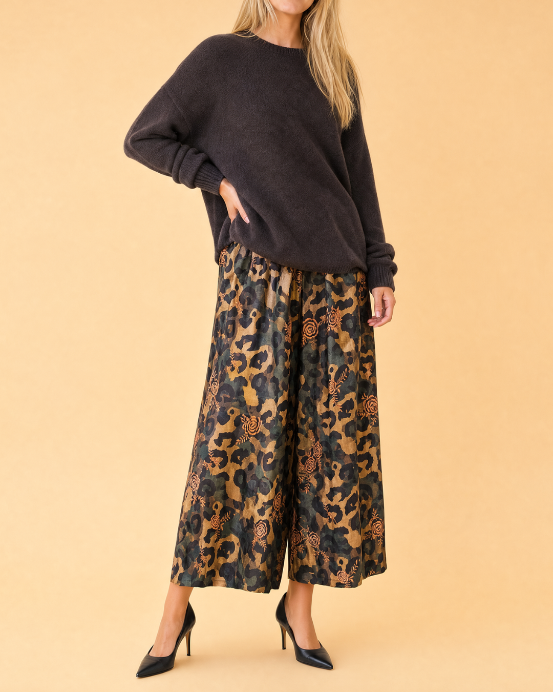 Pantalon court à motifs et broderies