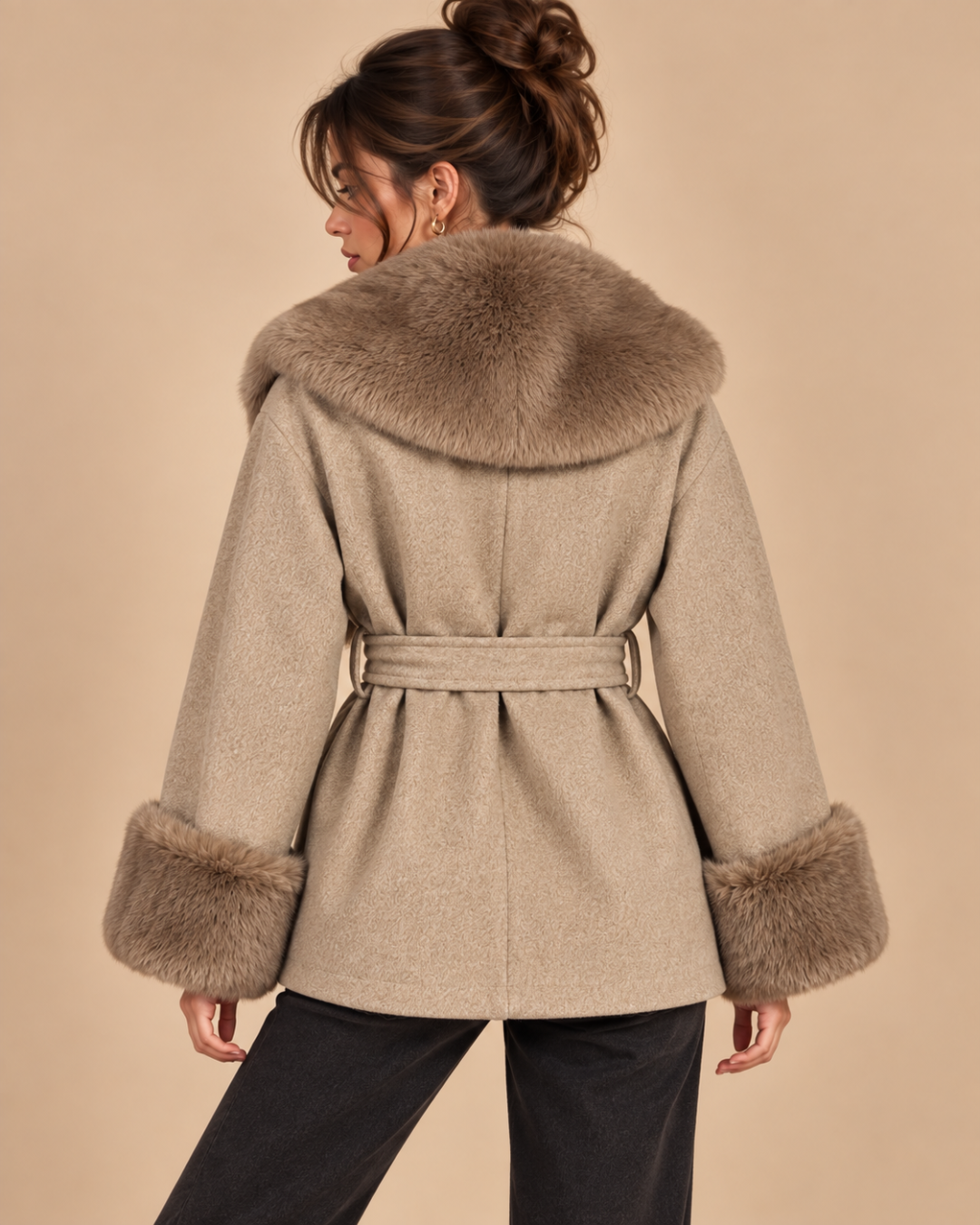 Manteau court en laine et fourrure beige, de dos