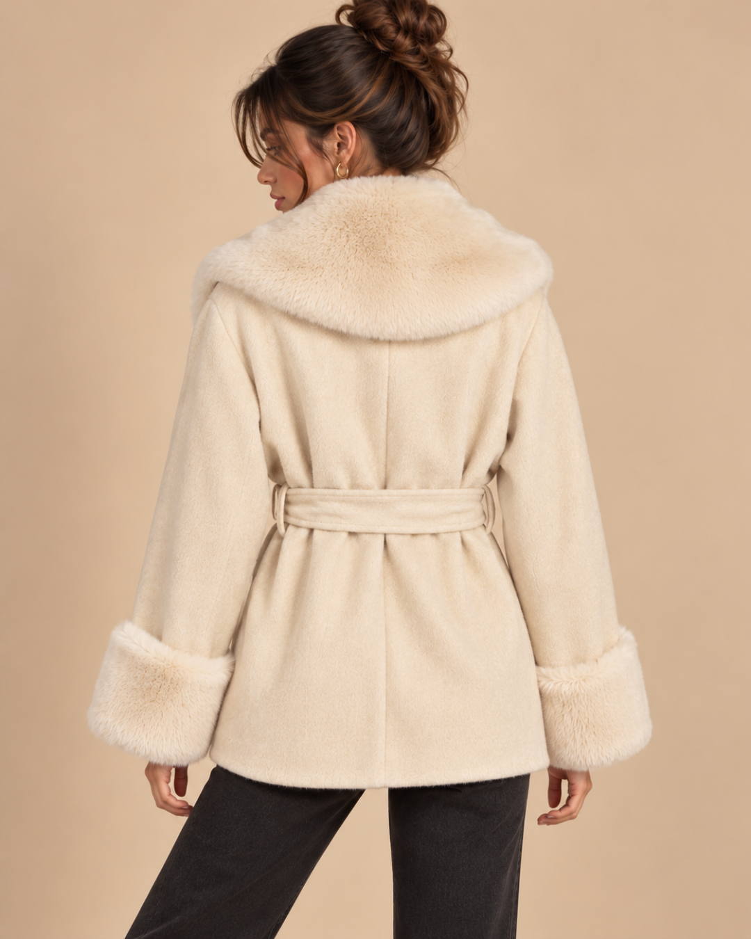 Manteau court en laine et fourrure écru, de dos