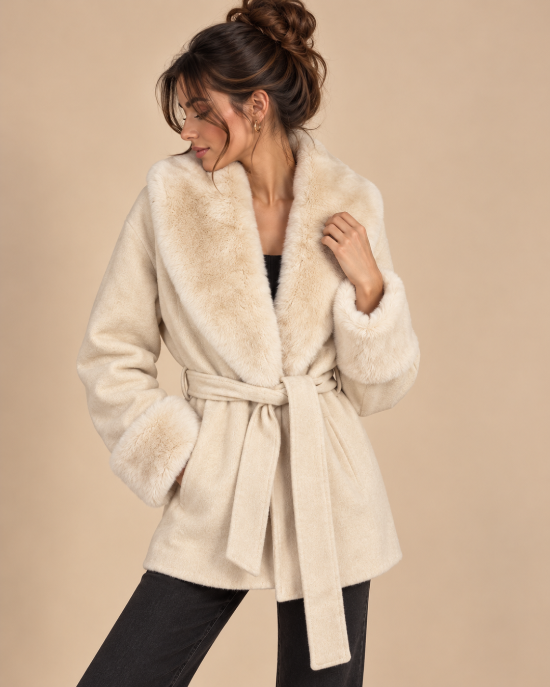 Manteau court en laine et fourrure écru, de face