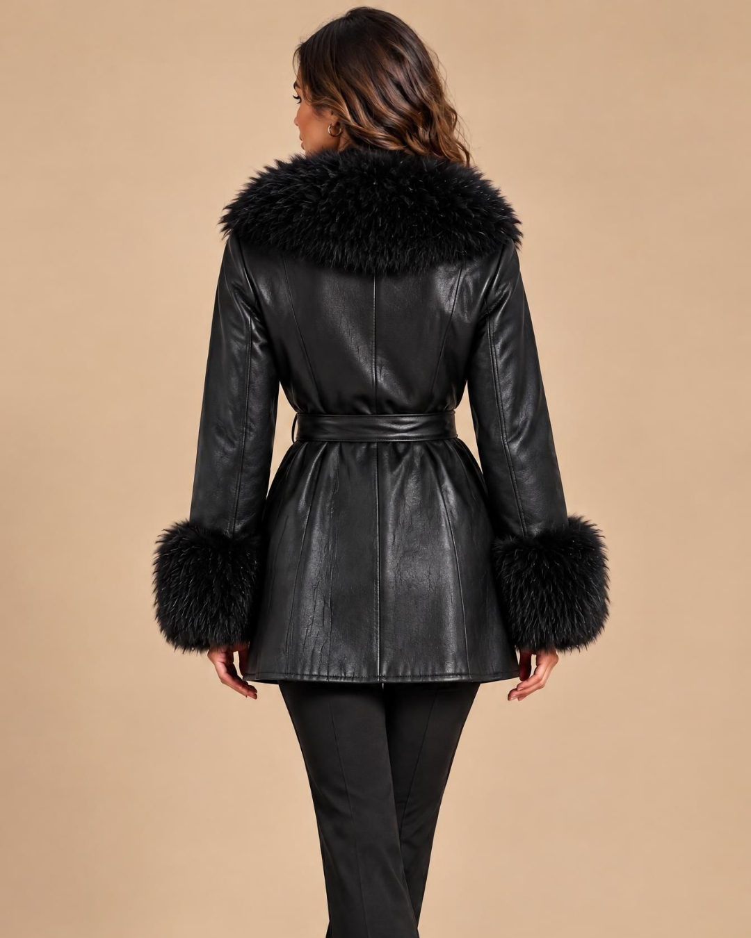 Manteau court en simili-cuir noir, de dos