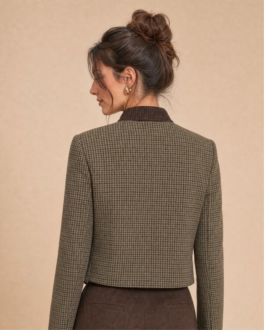Veste courte asymétrique tartan olive, de dos