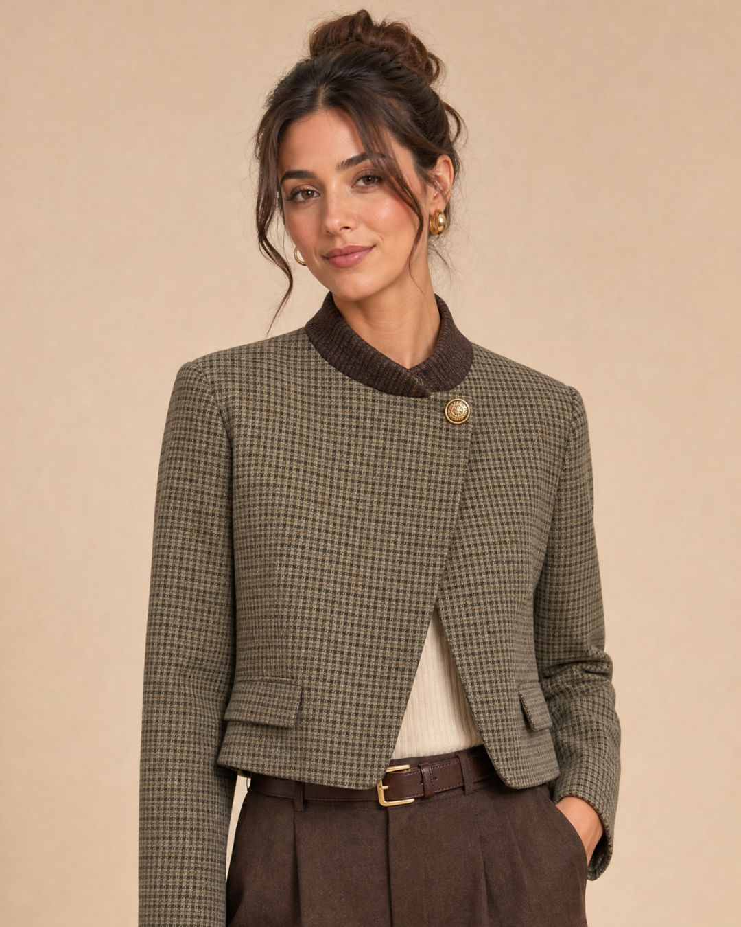 Veste courte asymétrique tartan olive, de face