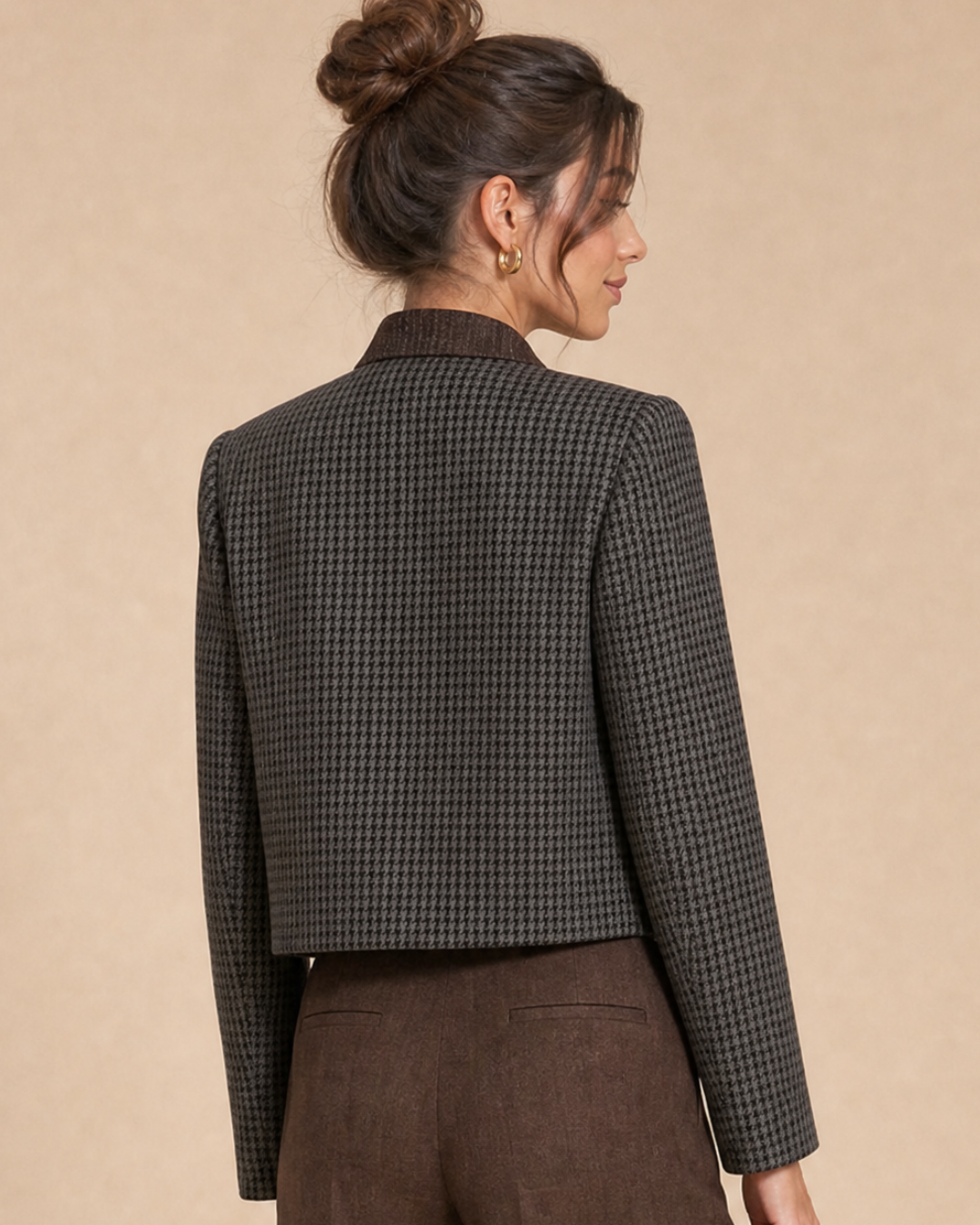 Veste courte asymétrique tartan olive, de dos