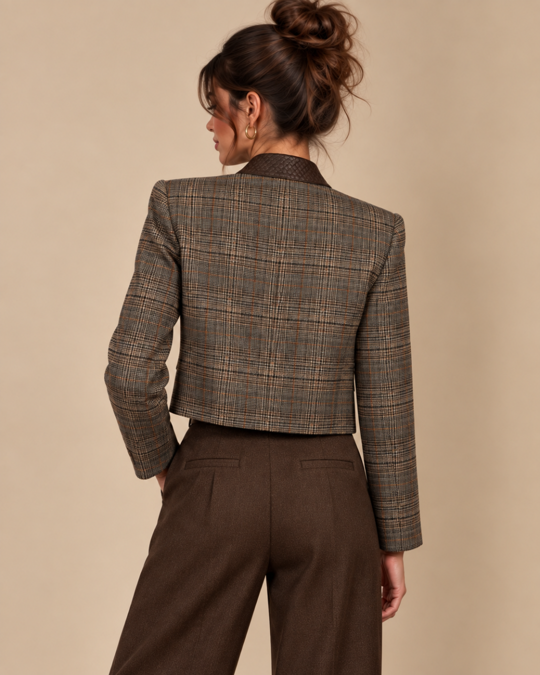 Veste courte asymétrique carreaux marron, de dos