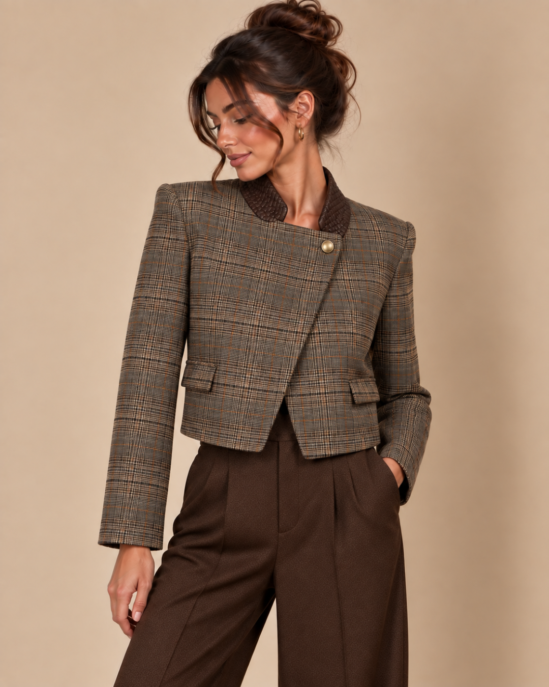 Veste courte asymétrique carreaux marron, de face
