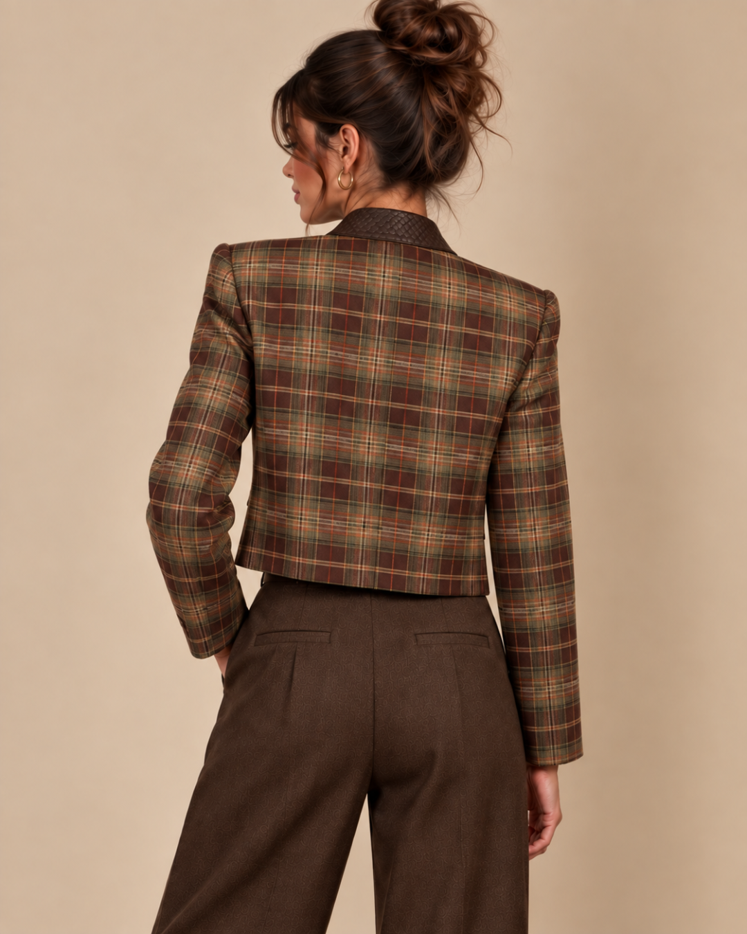 Veste courte asymétrique tartan olive, de dos