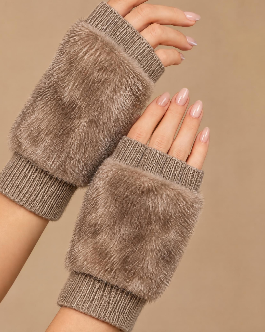Mitaines en fourrure taupe, portée