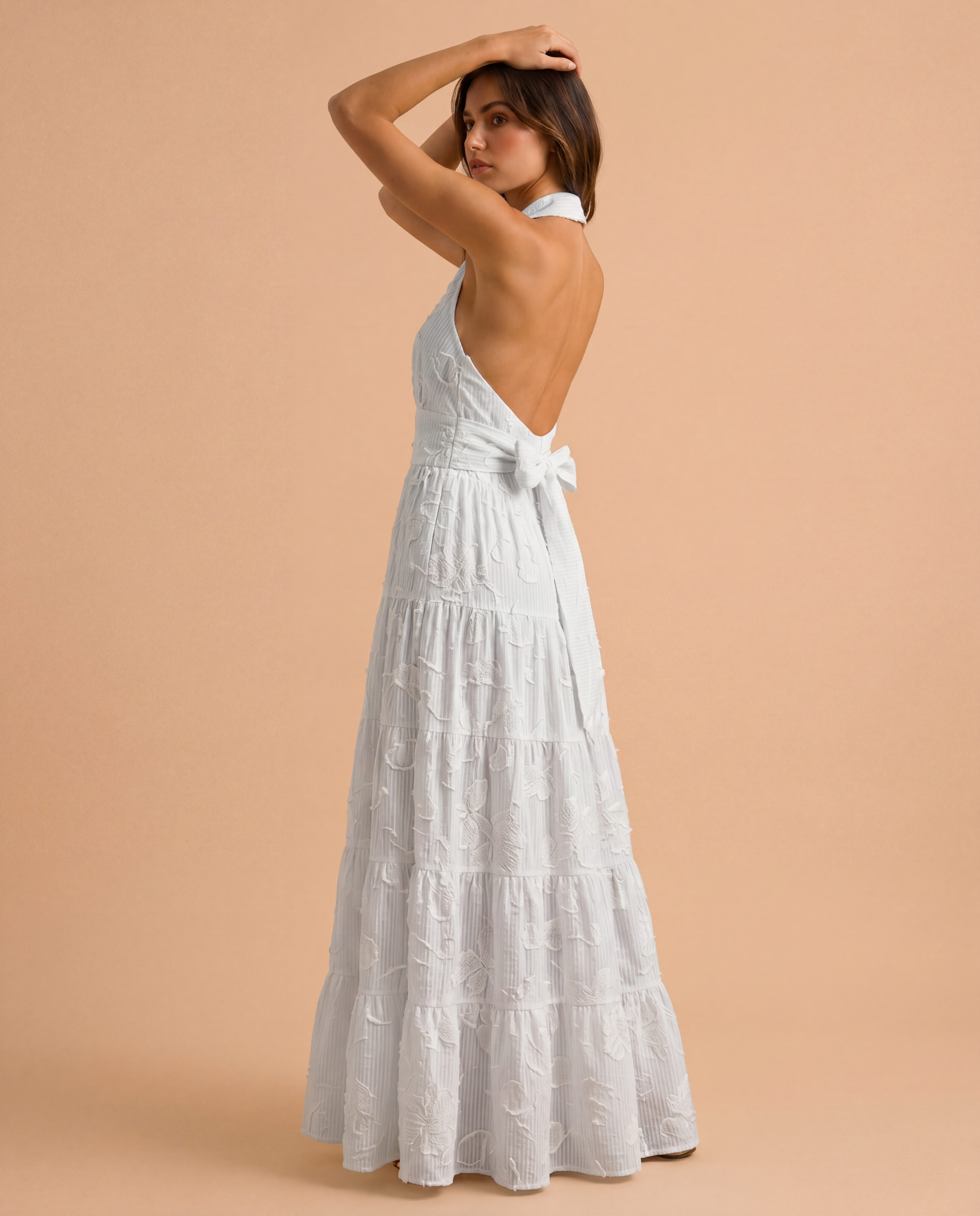 Robe brodée dos nu