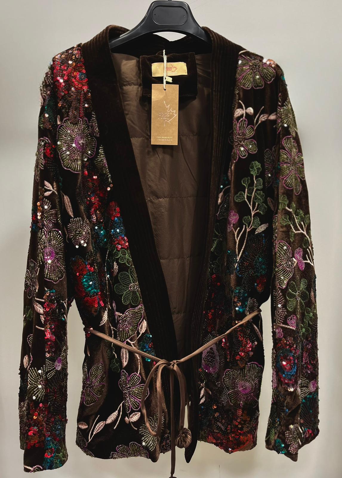 Kimono à strass élégant et raffiné.