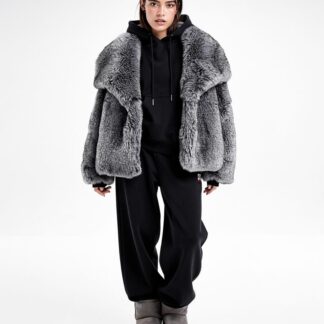 Fourrure volumineuse grise et noire de face