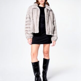 Veste courte en fourrure beige texturée vue de face