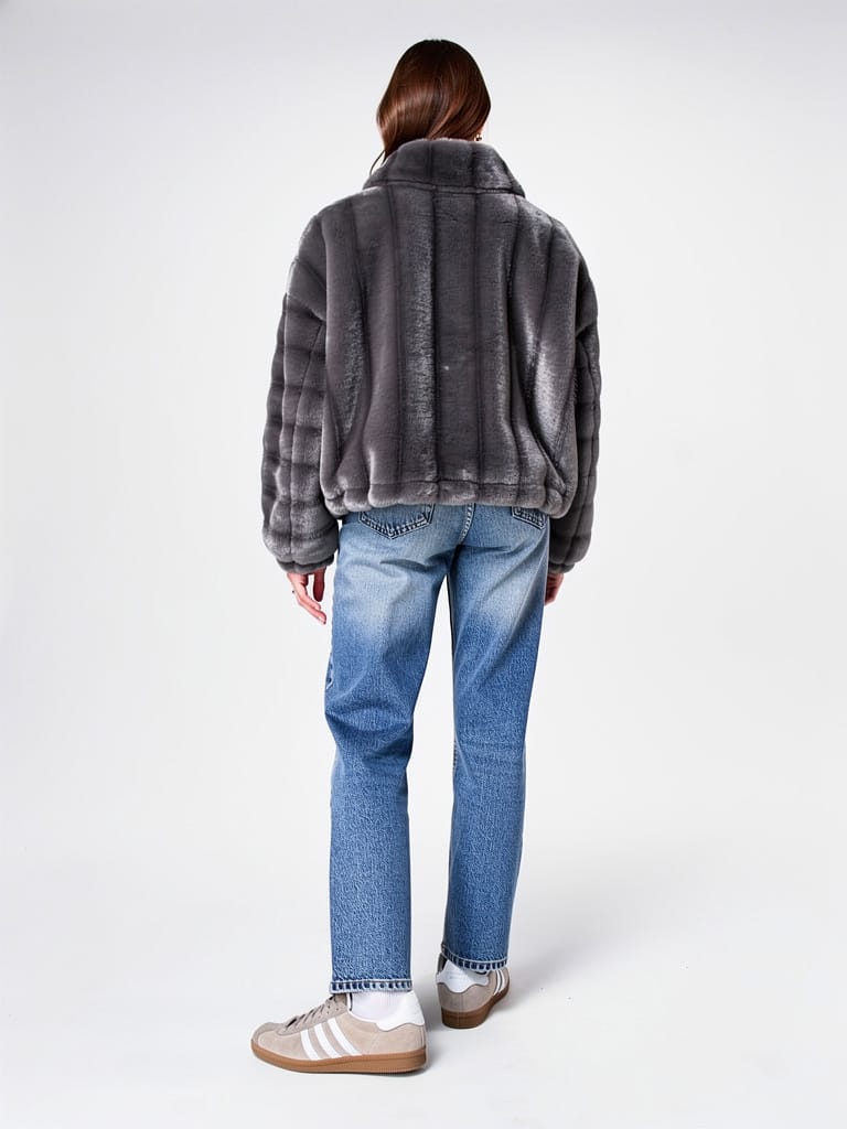 Veste en fourrure grise vue de dos