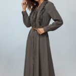 Robe longue boutonnée à volants taupe