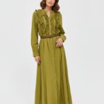Robe longue boutonnée à volants olive