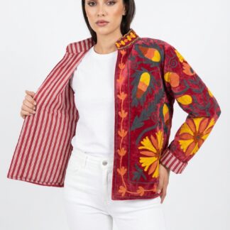 Veste en velours rouge à broderie jaune
