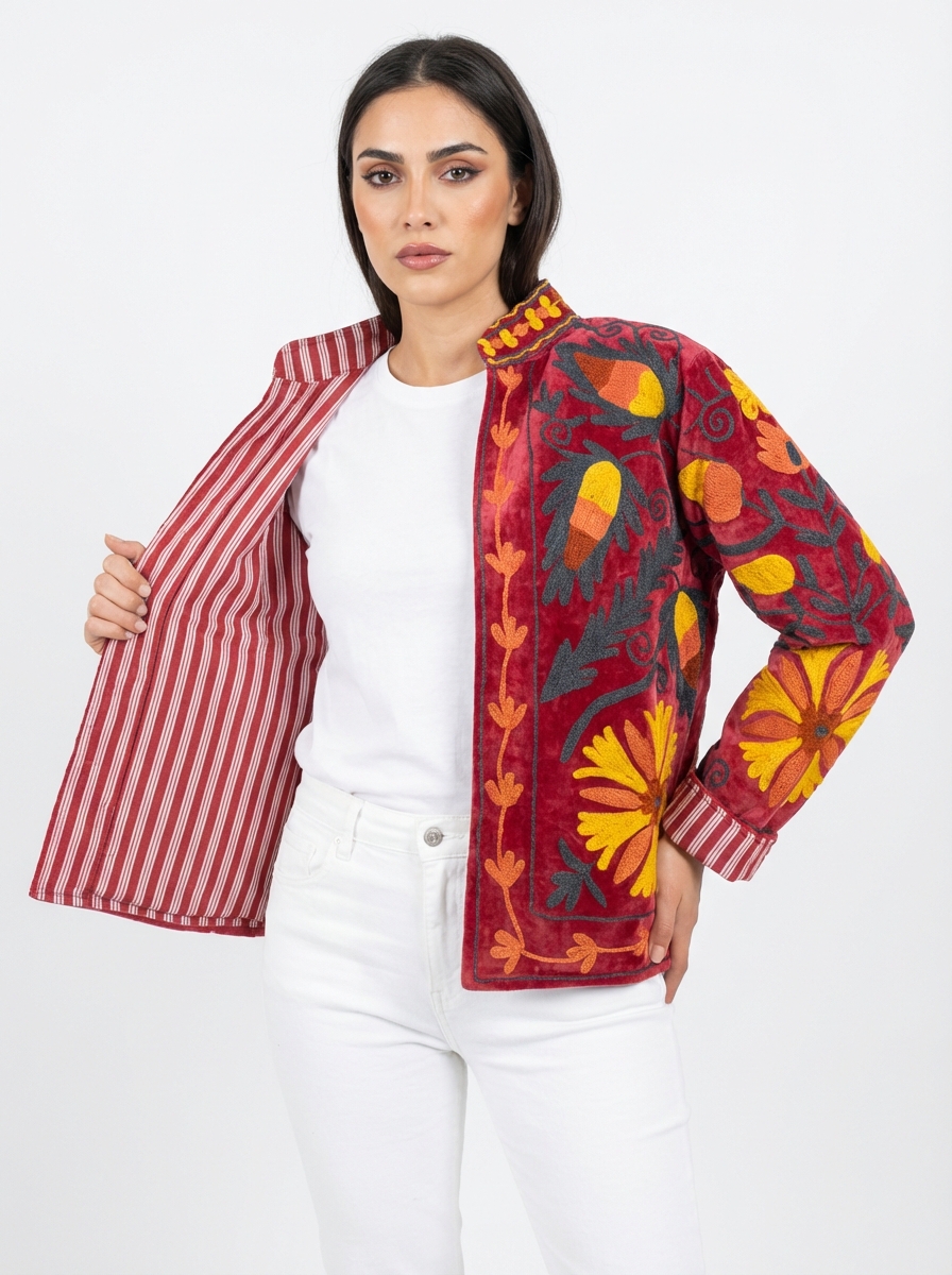 Veste en velours rouge à broderie jaune