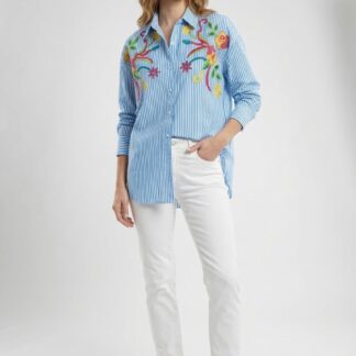 Chemise à rayures bleu ciel et broderies